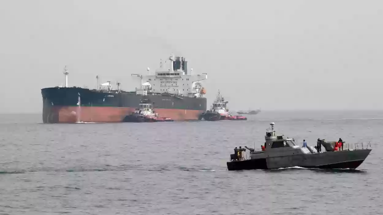 السعودية تُنقذ سفينة إيرانية في البحر الأحمر