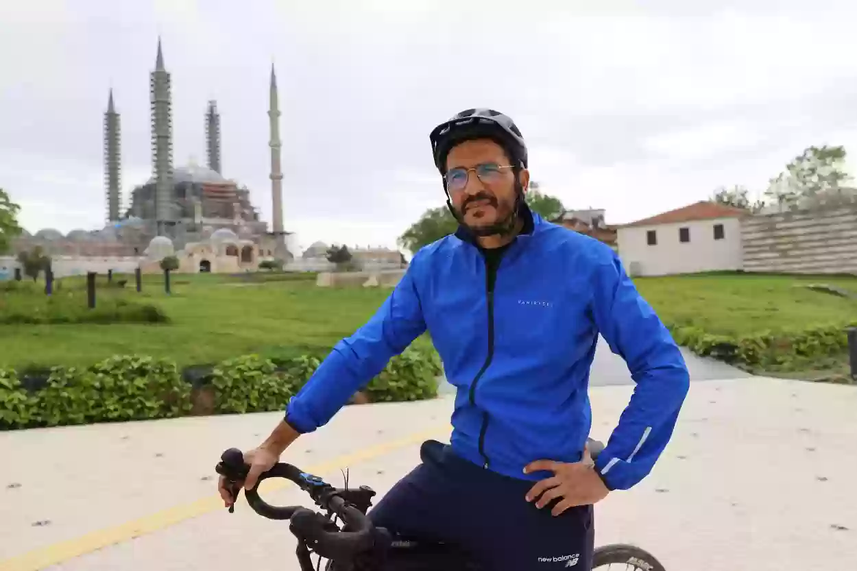 مواطن فرنسي يعلق على وصوله إلى أراضي السعودية عبر الدراجة