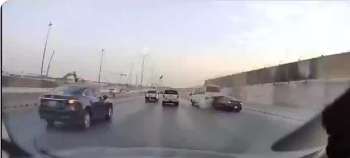 كاميرات الفيديو تلتقط حادث كارثي على طريق سريع في الرياض