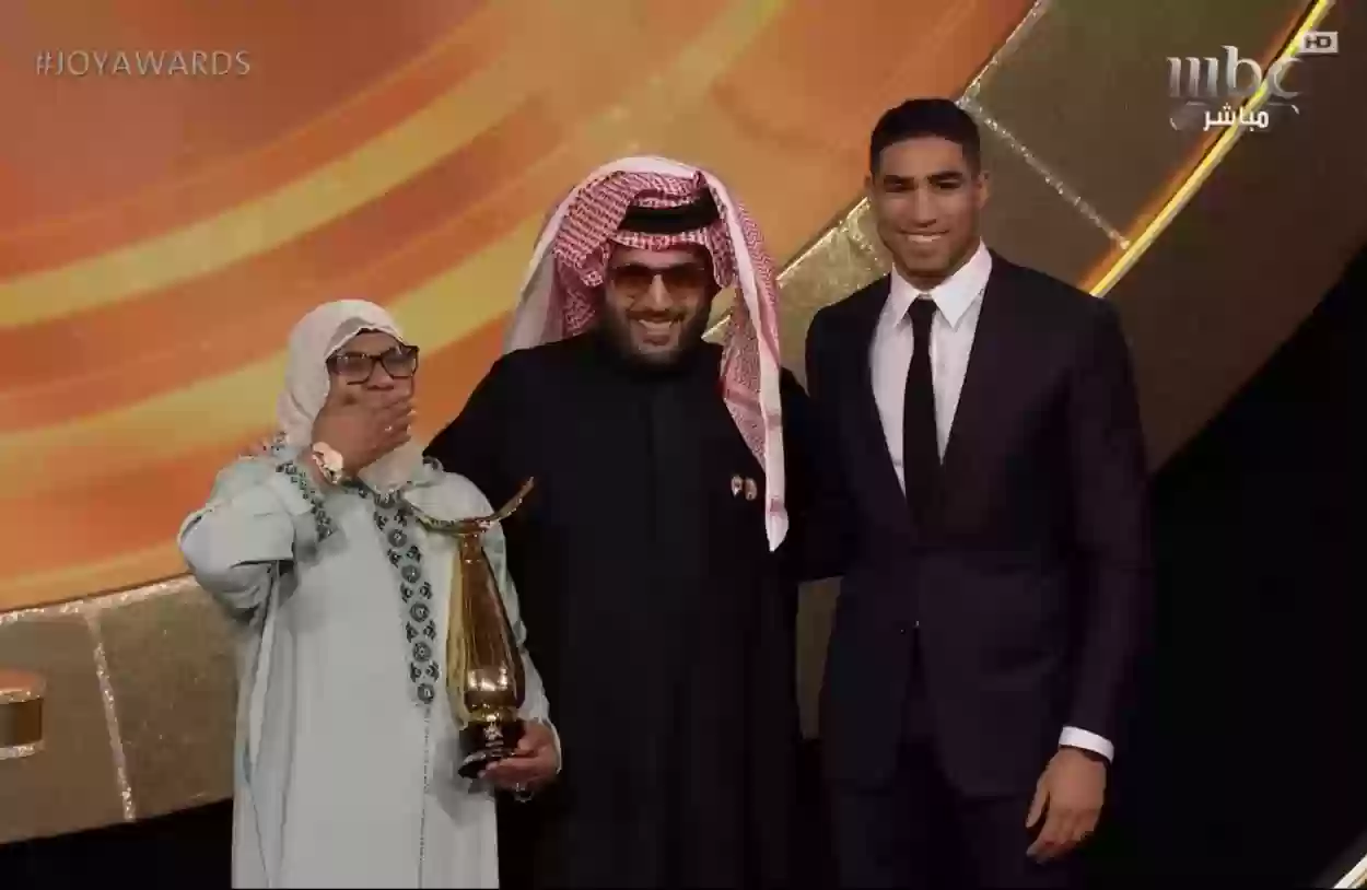 تركي آل شيخ يقدم جائزة مميزة في حفل جوي