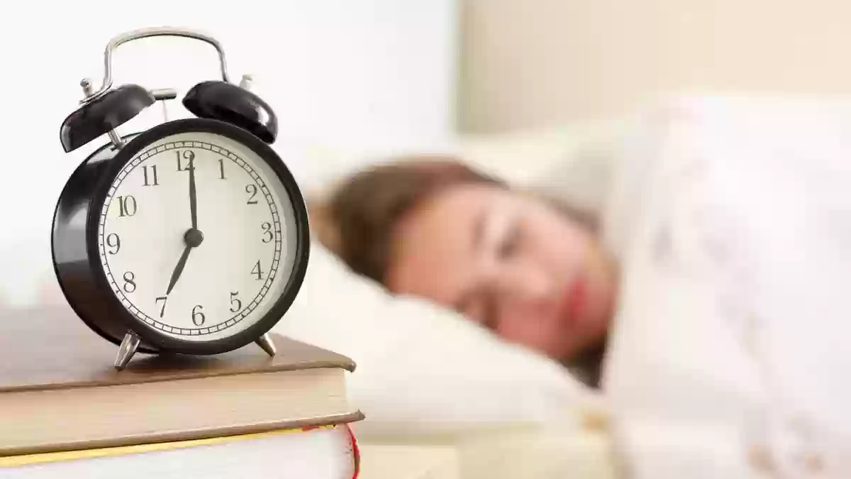 يكشف عن المخاطر الصحية الناتجة عن النوم أقل من 7 ساعات في اليوم