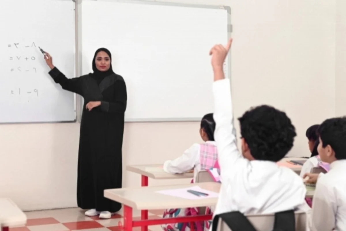 معلمة سعودية مع طلابها داخل الفصل 