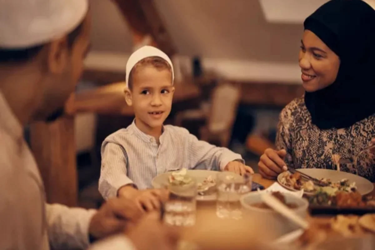 صورة طفل وسط أبويه في رمضان 