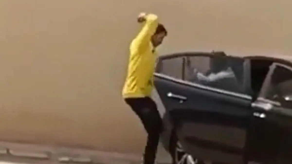مشهد صادم للسعوديين.... شاب يطعن سائق أمام مدرسة