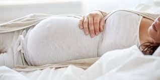 للحامل.. تعرفي على أفضل وضعيات النوم المريحة بعد الشهر السابع
