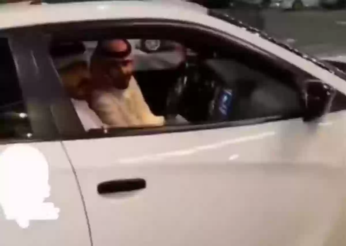 شاهد رد فعل فتاة على مضايقة شابان لها في أحد الشوارع العامة بالسعودية