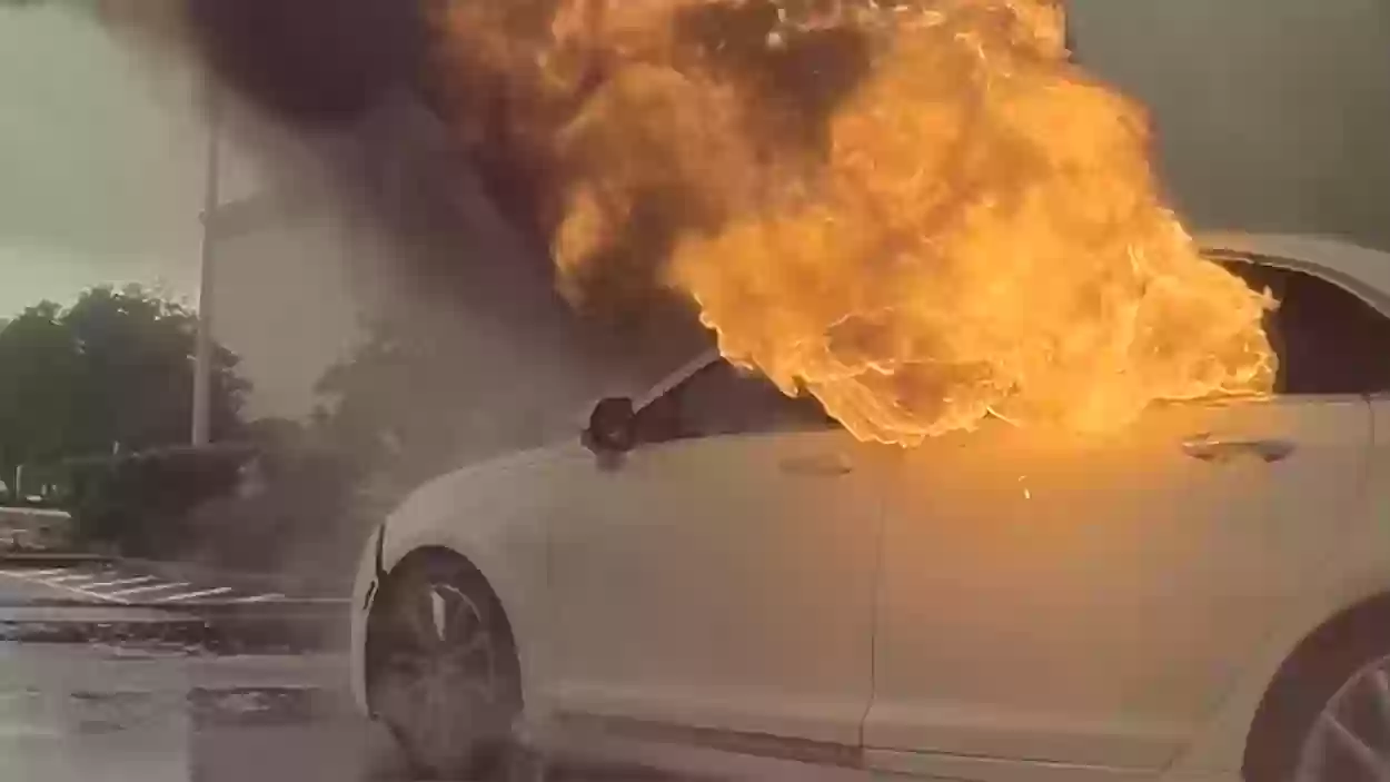 حظة اشتعال النار في سيارة المواطن الكويتي والسعودي المغدورين في العراق
